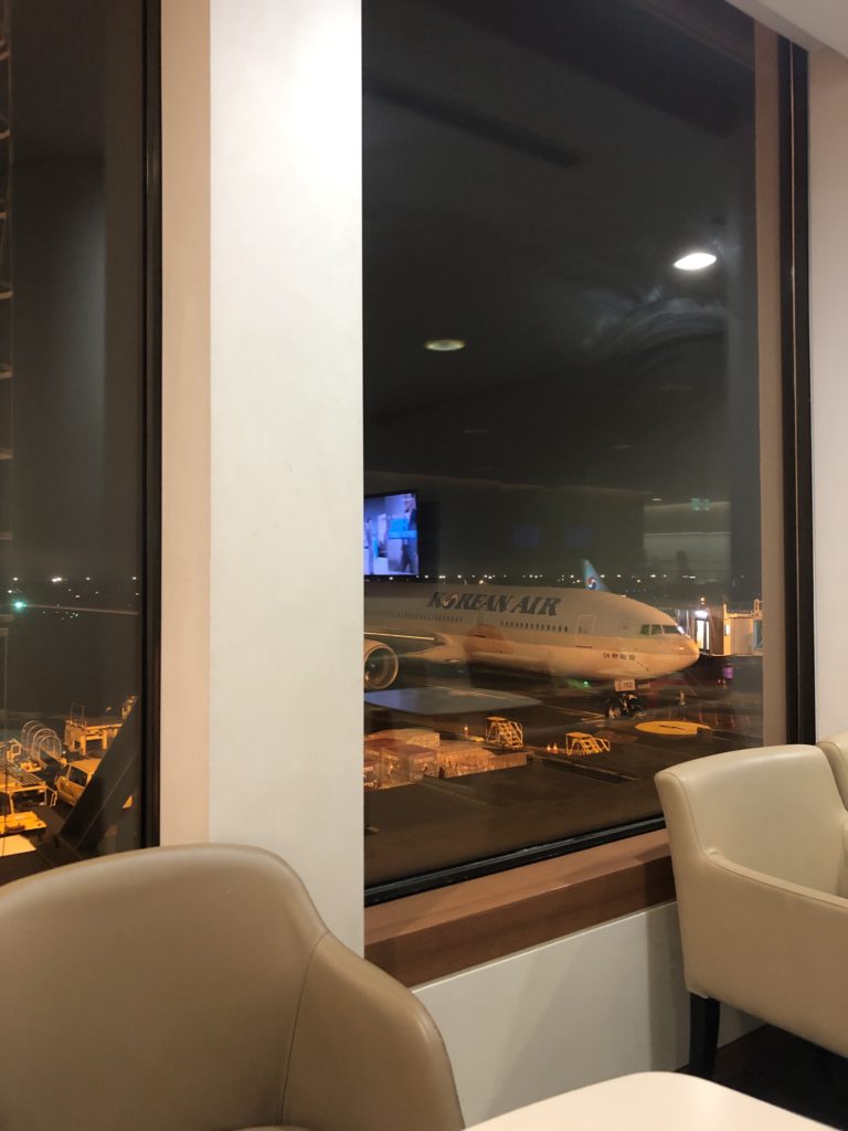 Tarmac views - KAL Business Lounge